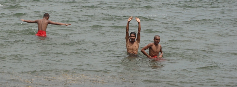  -, - (Sri-Lankians enjoying the water, Sri-Lanka)